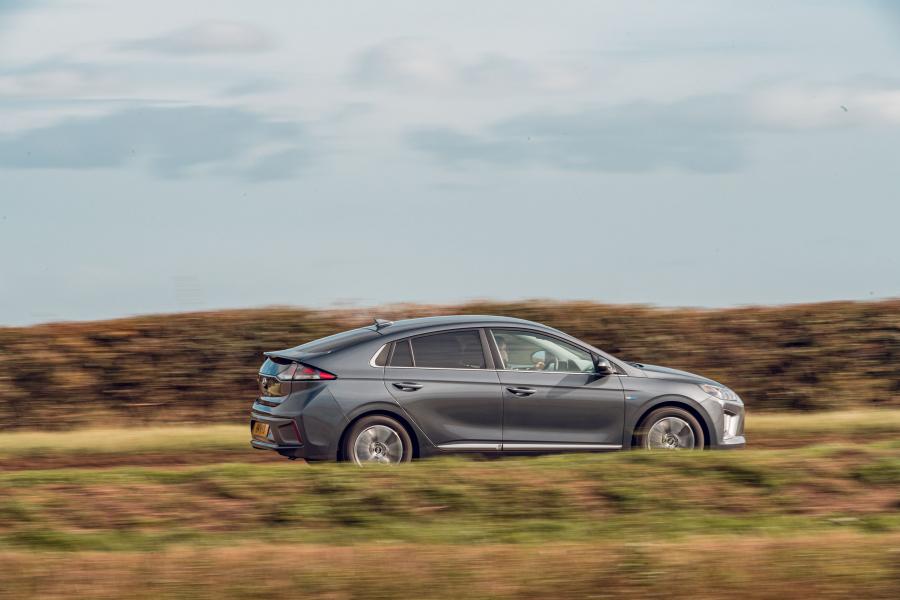  Hyundai IONIQ Plug-in Hybrid (AE) 2019 года  (UK) (фото 16 из 40)